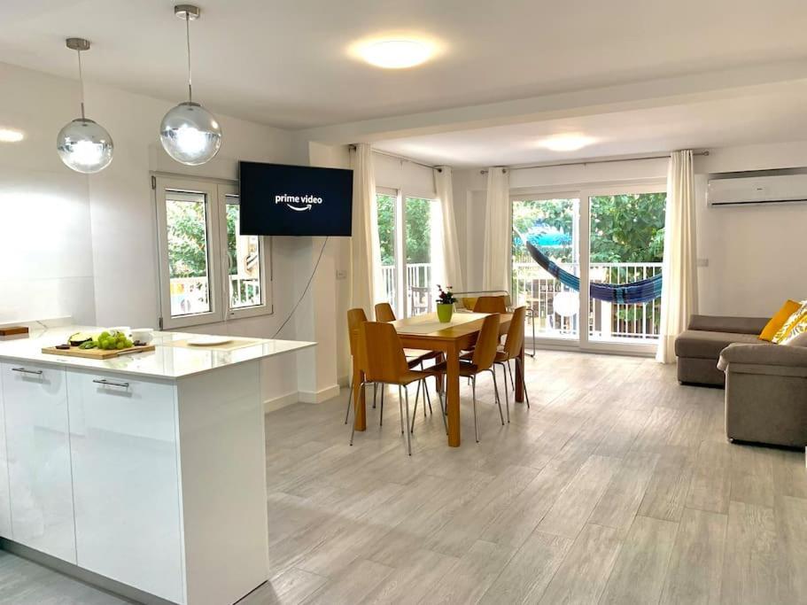 New Stylish Beach Front Apartment クリェラ エクステリア 写真